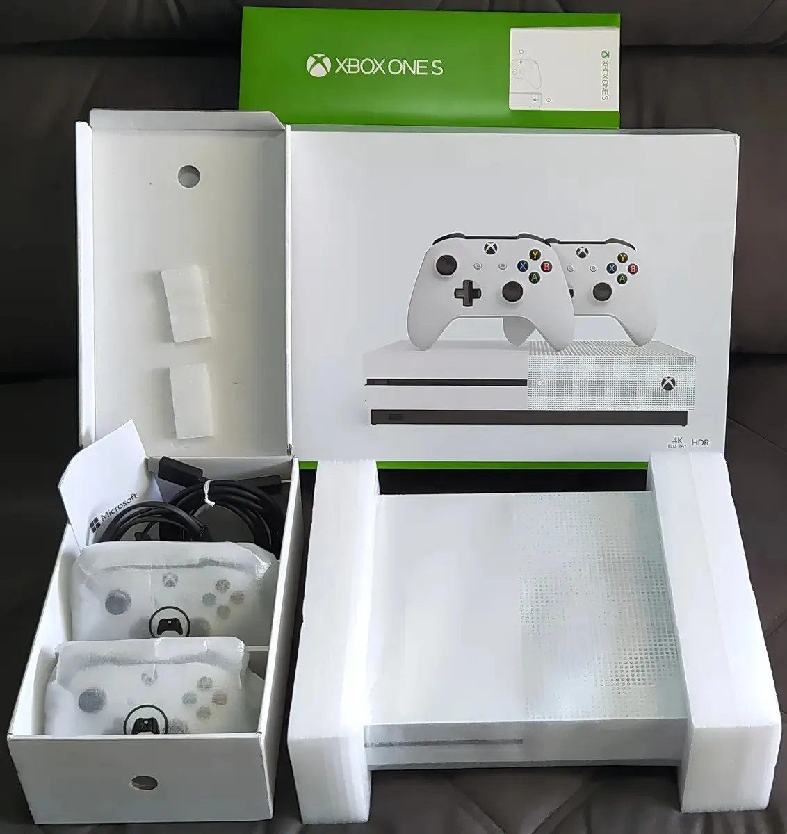 Microsoft Xbox One S 1681 1TB Two-Controller Bundle cor branco 2012